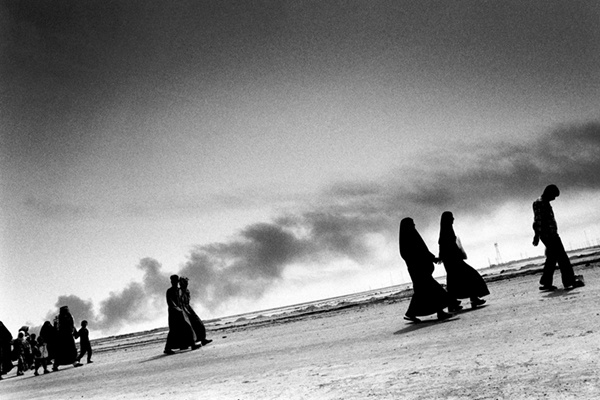 Civilians fleeing Basra, Iraq, March 2003. Paolo Pellegrin/Magnum Photos